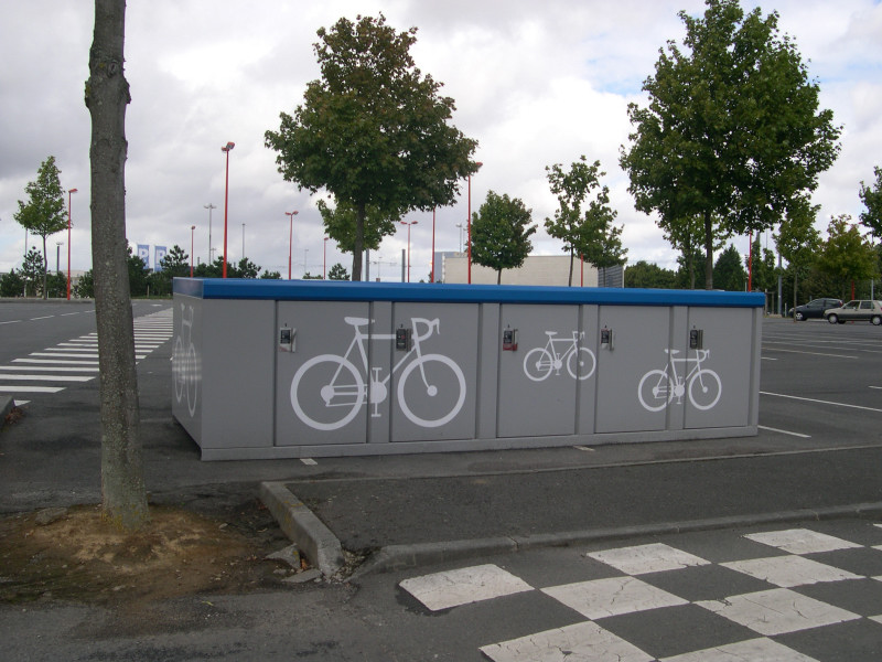 Garage vélo fermé, sur un parking relai du tramway de Caen.